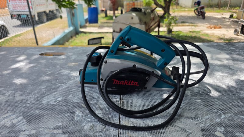 Makita N1900B Electric Wood Planer for Rent | Handheld Power Planer — photo 4