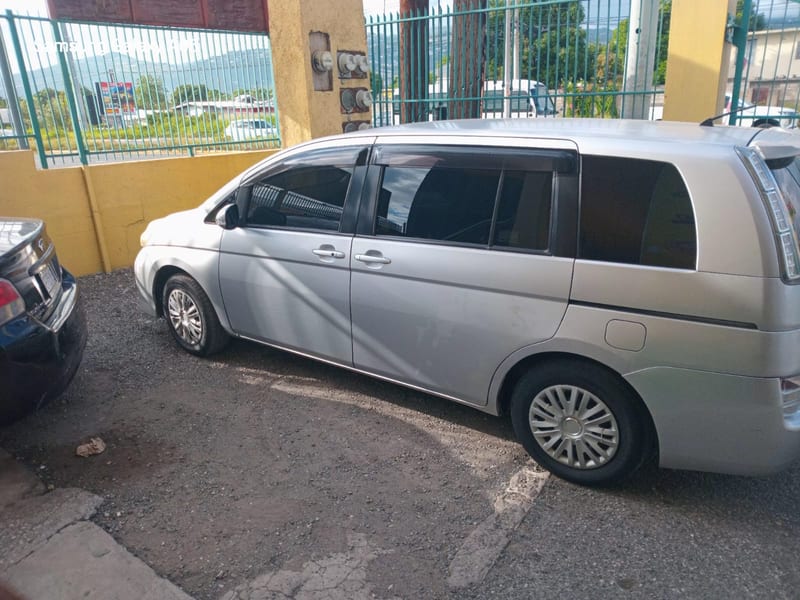 Toyota Isis — photo 2