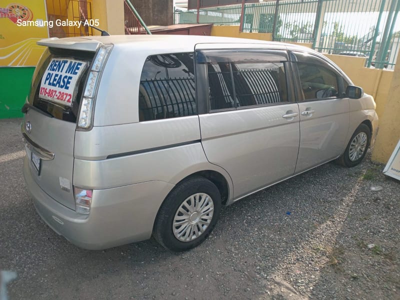 Toyota Isis — photo 3