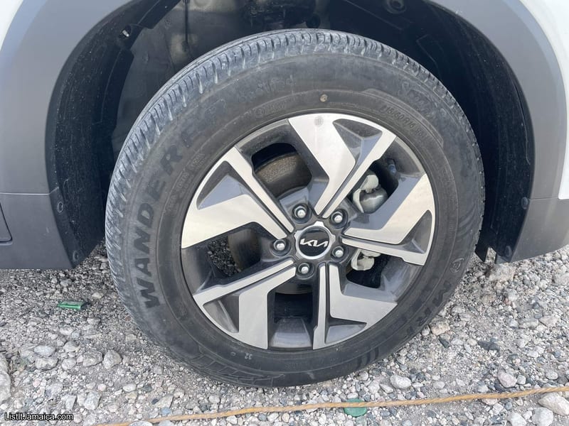 2023 White Kia Sonet | NCB Jamaica Repossessed — photo 14