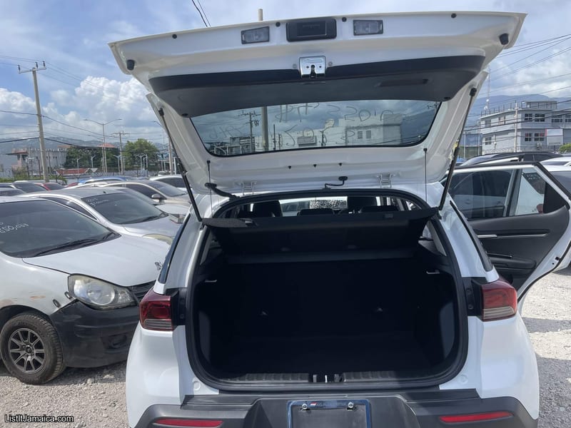 2023 White Kia Sonet | NCB Jamaica Repossessed — photo 9