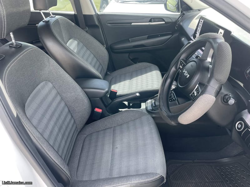 2023 White Kia Sonet | NCB Jamaica Repossessed — photo 17