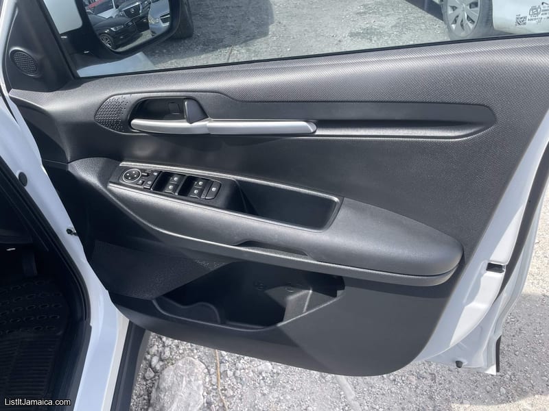 2023 White Kia Sonet | NCB Jamaica Repossessed — photo 27