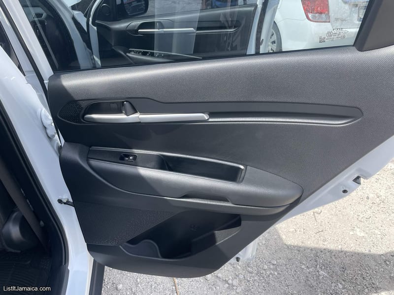2023 White Kia Sonet | NCB Jamaica Repossessed — photo 25