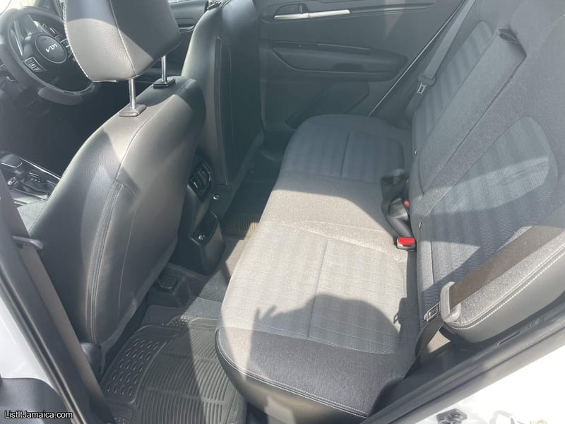 2023 White Kia Sonet | NCB Jamaica Repossessed — photo 22
