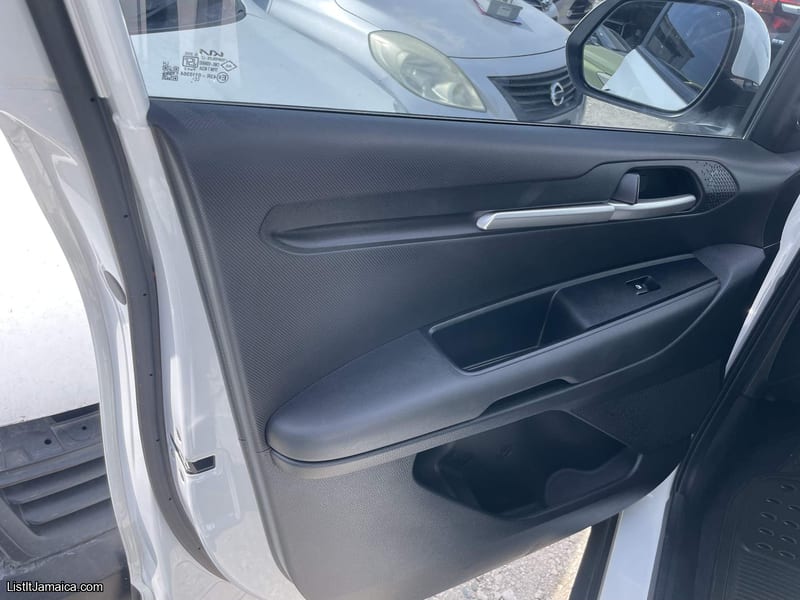 2023 White Kia Sonet | NCB Jamaica Repossessed — photo 26