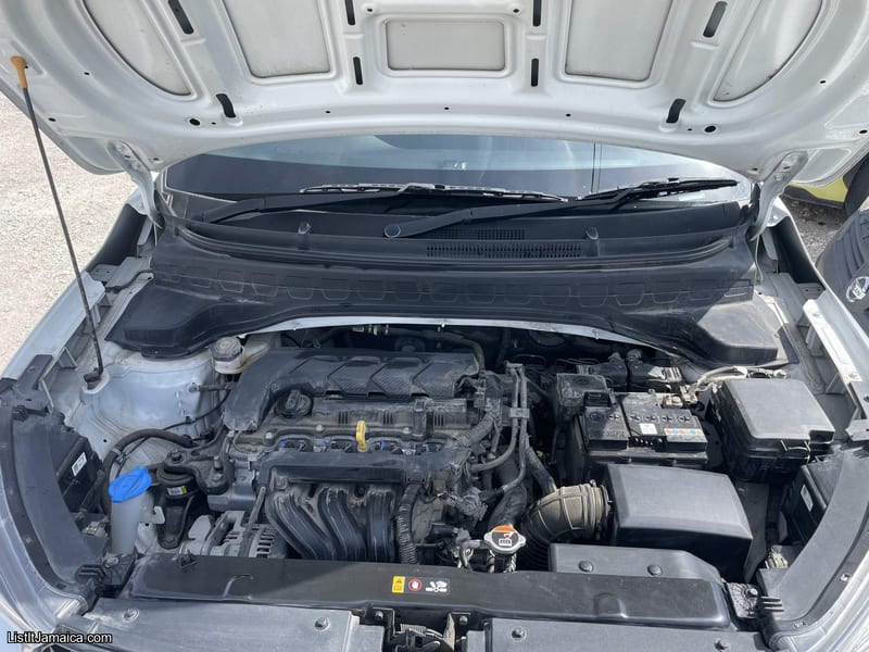 2023 White Kia Sonet | NCB Jamaica Repossessed — photo 4