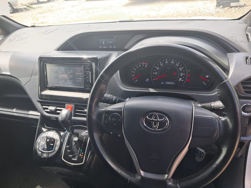 2020 Toyota Voxy Station Wagon | $4,250,000 | Rahmel Auto — photo 10