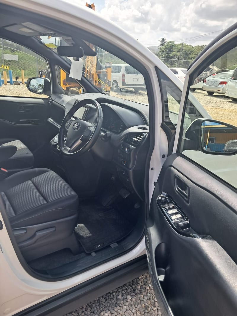2020 Toyota Voxy Station Wagon | $4,250,000 | Rahmel Auto — photo 7