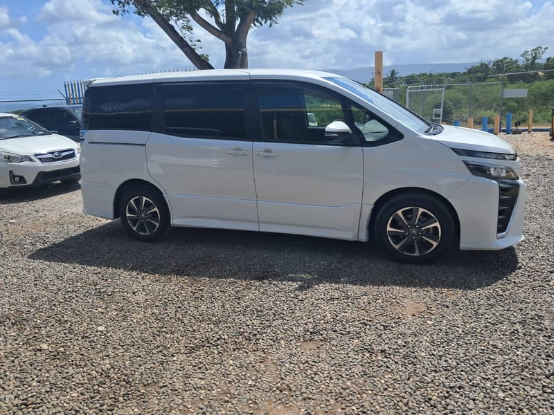 2020 Toyota Voxy Station Wagon | $4,250,000 | Rahmel Auto — photo 2