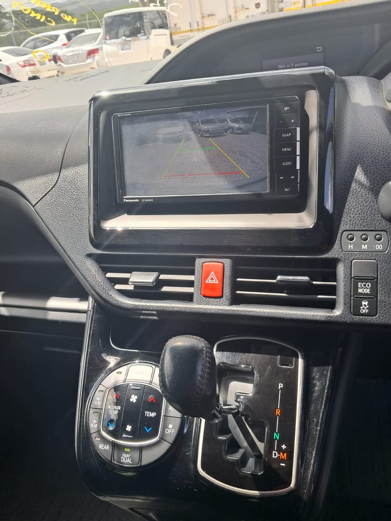 2020 Toyota Voxy Station Wagon | $4,250,000 | Rahmel Auto — photo 11