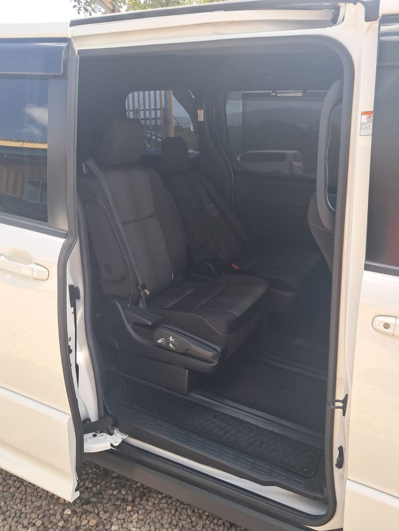 2020 Toyota Voxy Station Wagon | $4,250,000 | Rahmel Auto — photo 8