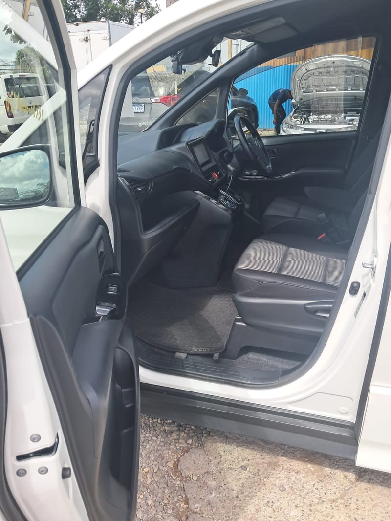 2020 Toyota Voxy Station Wagon | $4,250,000 | Rahmel Auto — photo 6