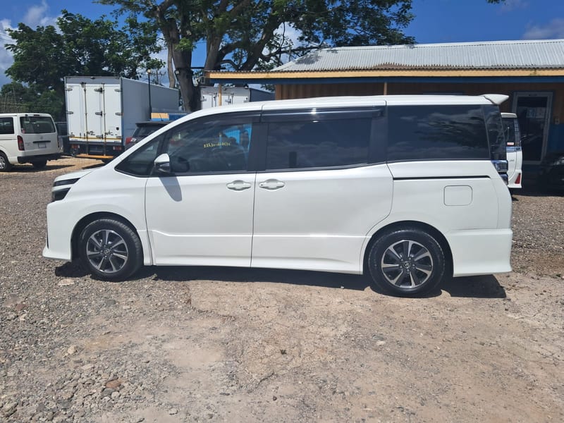 2020 Toyota Voxy Station Wagon | $4,250,000 | Rahmel Auto — photo 3