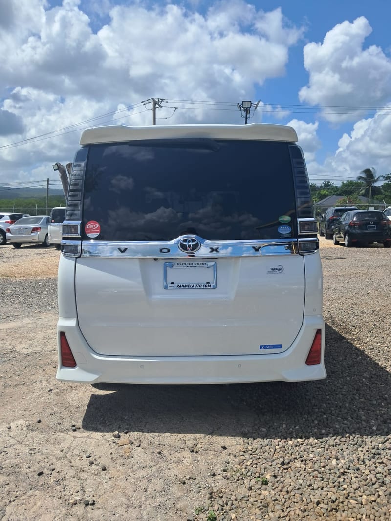2020 Toyota Voxy Station Wagon | $4,250,000 | Rahmel Auto — photo 4