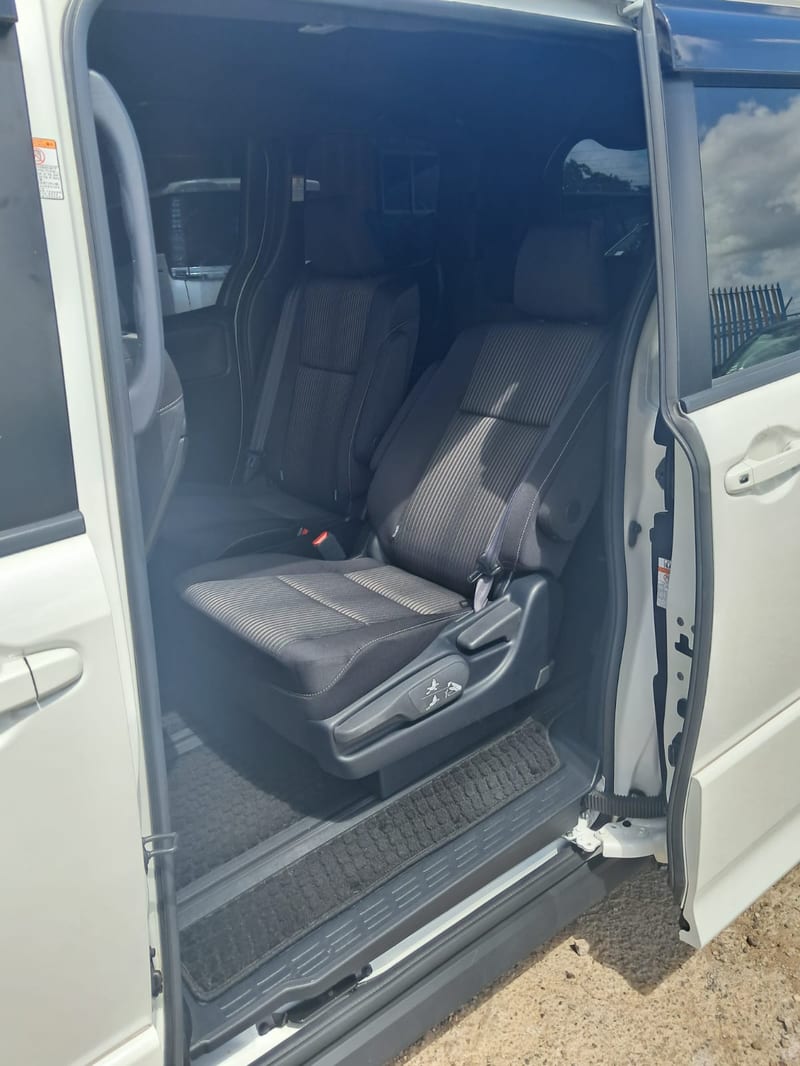 2020 Toyota Voxy Station Wagon | $4,250,000 | Rahmel Auto — photo 9
