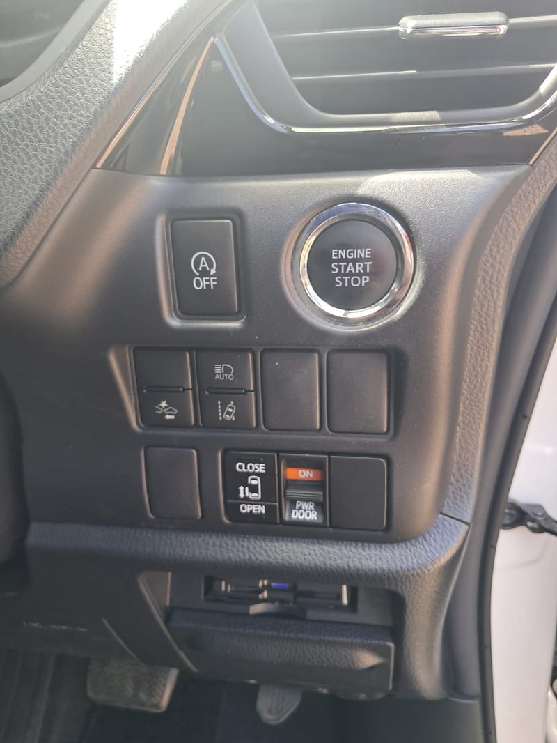 2020 Toyota Voxy Station Wagon | $4,250,000 | Rahmel Auto — photo 12