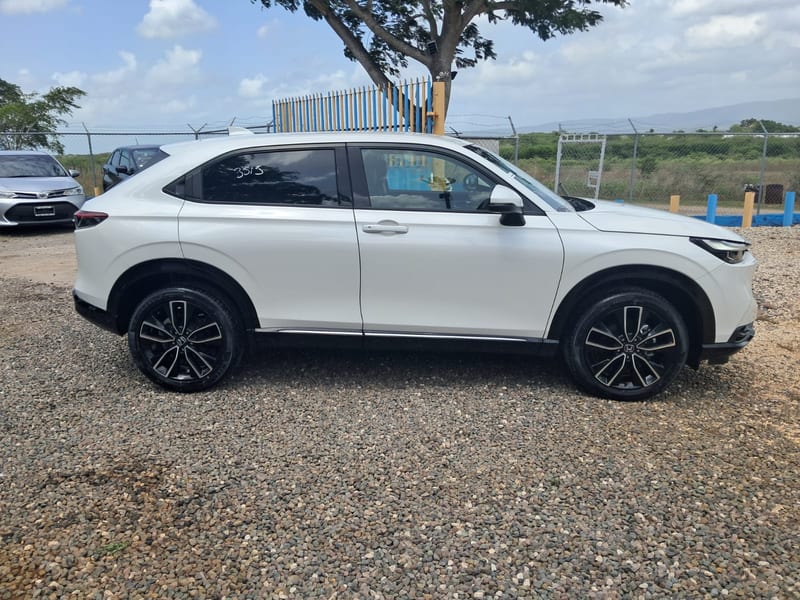 2021 Honda Vezel for Sale in Jamaica – Pearl White SUV, Low Mileage | Rahmel Auto — photo 2